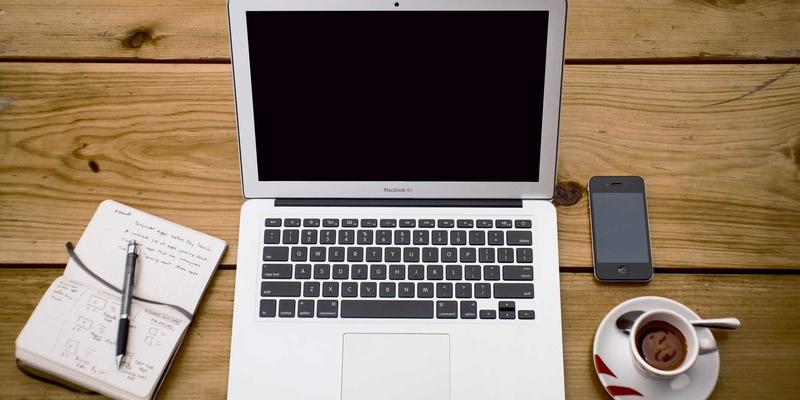 播客复兴:当电视剧与明星动态在深度访谈中找到“慢思考”新阵地